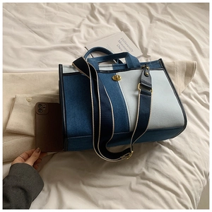 Détail du sac bandoulière en denim patchwork avec fermoir rotatif et bandoulière