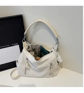Vue intérieure d'un grand sac fourre-tout blanc cassé montrant sa grande capacité de rangement