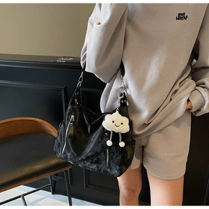 Sac cabas en cuir froissé noir avec fermetures éclair argentées et breloque nuage