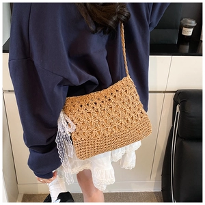 Detail der natürlichen Strohwebstruktur und eleganten weißen Spitzen-Schleife der Tasche