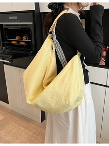 Große blassgelbe Umhängetasche für Damen mit lässigem Design in Knödelform