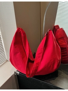 Große rote Nylon-Croissant-Tasche mit breitem Gurt und minimalistischer Metallschnalle