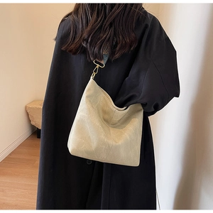 Détail du sac hobo beige avec large bandoulière tissée ethnique et fermoir doré chic