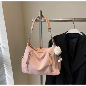 Détail du grand sac cabas rose avec fermetures éclair argentées et breloque lapin