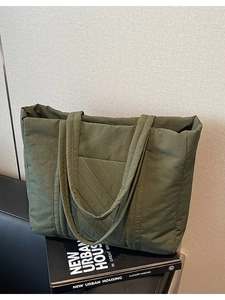 Minimalist dark green quilted tote bag with large capacity and padded shoulder straps