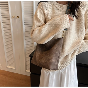 Détail du sac cabas marron vintage avec large bandoulière brodée au style ethnique