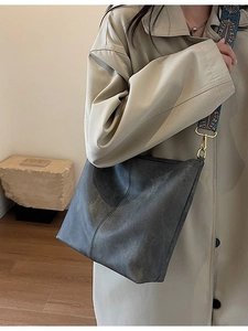 Sac fourre-tout gris foncé avec large bandoulière ethnique brodée et détails dorés