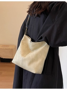 Grand sac cabas beige minimaliste avec texture vintage et bandoulière ethnique large