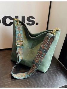 Sac cabas chic vert foncé mat avec une large bandoulière aux motifs vintage