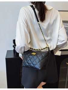 Sac cabas noir matelassé chic avec chaîne dorée et fermoir pivotant métallique