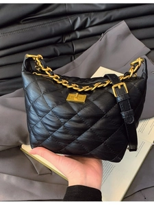 Sac bandoulière en cuir matelassé noir avec chaîne dorée et fermoir pivotant en métal