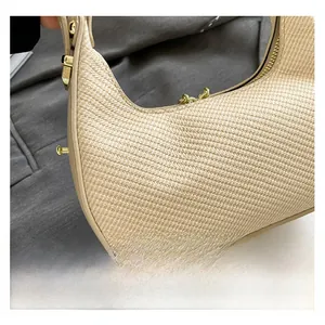 Detailaufnahme der beigen gewebten Hobo-Tasche mit Textur und goldenem Reißverschluss