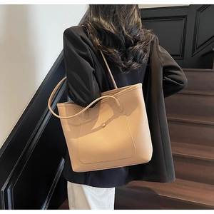 Detail der beigen Tote Bag aus Leder mit Lychee-Maserung und Magnetverschluss-Tasche