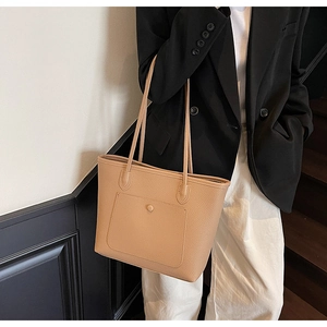 Detailansicht der minimalistischen Totebag mit Kieselleder-Struktur und Fronttasche