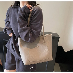 Leder-Tragetasche mit Lychee-Muster, vorderer Druckknopftasche und langen Schultergurten