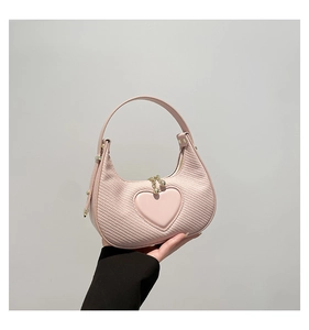 Detail der rosa Herz-Mini-Hobotasche mit gewebter Textur und goldener Kette