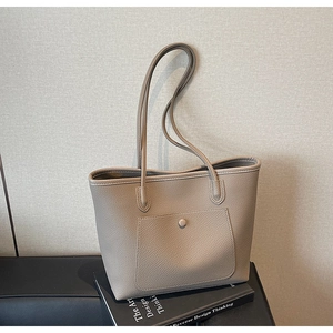 Detail der taupefarbenen Shopper-Tasche mit Kieselleder-Struktur und Außentasche