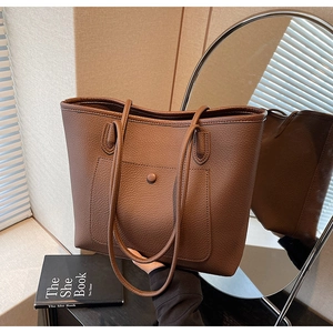 Nahaufnahme der braunen Shopper-Tasche aus strukturiertem Leder mit vorderer Stecktasche