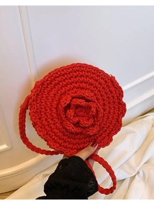 Χειροποίητη κόκκινη πλεκτή στρογγυλή τσάντα ώμου με τρισδιάστατο τριαντάφυλλο