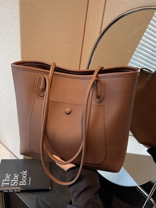Große dunkelbraune Tote Bag aus Leder mit Lychee-Narbe, Fronttasche und Schultergurten