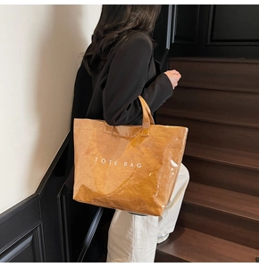 Scatto lifestyle di una borsa tote lucida abbinata a un look professionale elegante