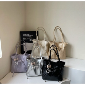 Groupe de sacs cabas chics en cinq couleurs avec breloques perles et texture froissée
