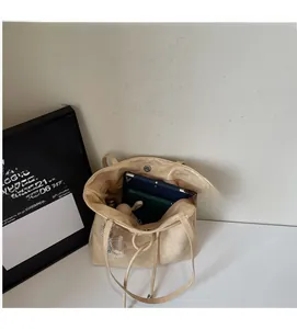 Détail montrant l'intérieur spacieux du sac cabas beige avec fermeture aimantée