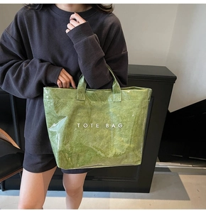 Dettaglio della borsa tote verde gelatina con design a doppio strato e trama in PVC