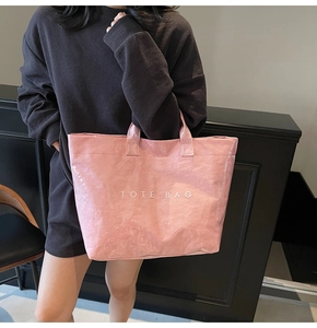 Borsa tote rosa in Tyvek con trama stropicciata e stampa TOTE BAG su finitura lucida
