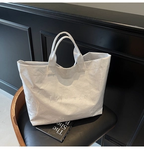 Dettaglio della borsa tote in Tyvek bianco con stampa minimalista TOTE BAG