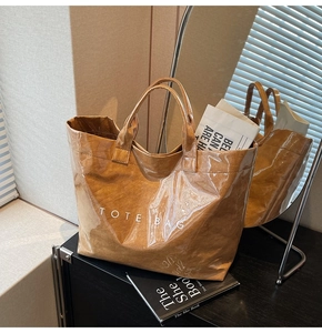 Dettaglio della borsa tote in PVC impermeabile con trama in carta Tyvek e scritta