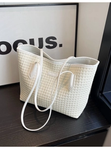 Borsa tote bianca a trama intrecciata minimalista con manici sottili in pelle