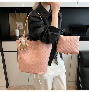 Rosa gewebtes Set aus Einkaufstasche mit Plüschbären-Anhänger und kleiner Tasche