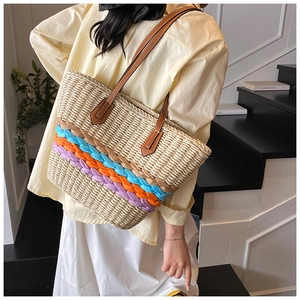 Grand sac cabas en paille avec bordure tressée colorée et anses en cuir marron