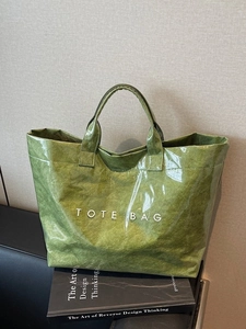 Borsa tote verde testurizzata con stampa bianca su sfondo scuro ed elegante