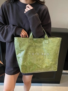 Borsa tote verde gelatina alla moda con superficie testurizzata e scritte bianche
