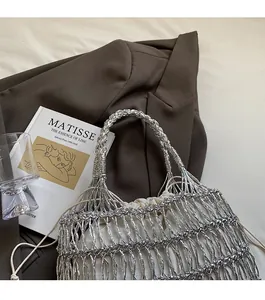 Detail der silbernen Netztasche mit Kordelzug-Innenfutter vor Lifestyle-Hintergrund