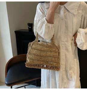 Detail der handgewebten goldenen Metallic-Tasche mit beigem Kordelzug-Innenbeutel