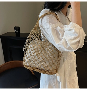 Nahaufnahme der goldenen Netztasche mit weißem Kordelzug-Innenbeutel und stabilem Griff