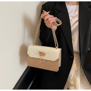Détails du sac bandoulière pour femme avec patchwork à paillettes dorées et chats