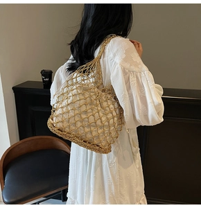 Handgefertigte goldene Netztasche mit Kordelzug-Futter für sommerlichen Urlaubslook