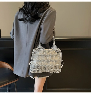 Detailansicht der silbernen Metallic-Webtasche mit Kordelzug-Innentasche und geometrischer Textur