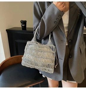 Detail der silbernen Metallic-Netztasche mit weißem Kordelzug-Innentäschchen