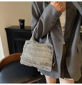 Detail der silbernen metallischen Netztasche mit weißem Segeltuch-Innenbeutel mit Kordelzug