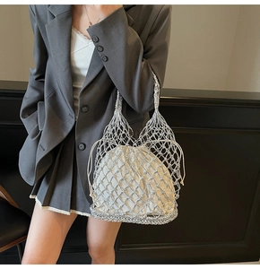 Detail der silbernen Metallic-Webtasche mit cremefarbenem Baumwoll-Innenbeutel