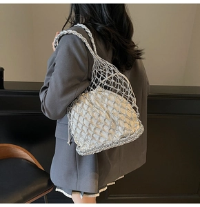 Silberne Metall-Webtasche mit weißem Kordelzugbeutel für trendigen City-Look am Strand