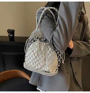 Detail der silbernen handgewebten Netztasche mit weißem Segeltuch-Futter und Tragegriff