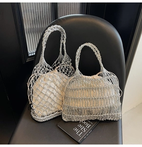 Detail der silbernen Metallic-Webtaschen mit cremefarbenen Kordelzug-Innentaschen