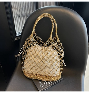 Detailansicht der gold gewebten Netztasche mit weißem Canvas-Innenbeutel mit Kordelzug