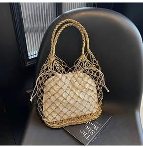 Detail der gold metallic gewebten Gittertasche mit weißem Kordelzug-Innenbeutel auf Stuhl